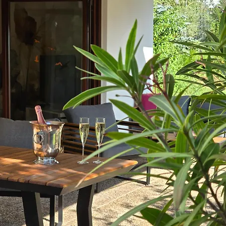 Exklusive - Direkt Am Waldrand - Grosser Garten Kompett Umzaeunt - Hunde Willkommen - 2 Private Stellplaetze *